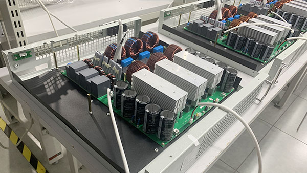 静的反応性発電機の実用的な原則は何ですか？